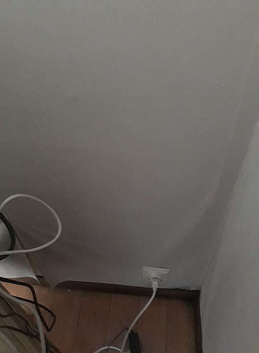 Loslatend behang door vocht in muren